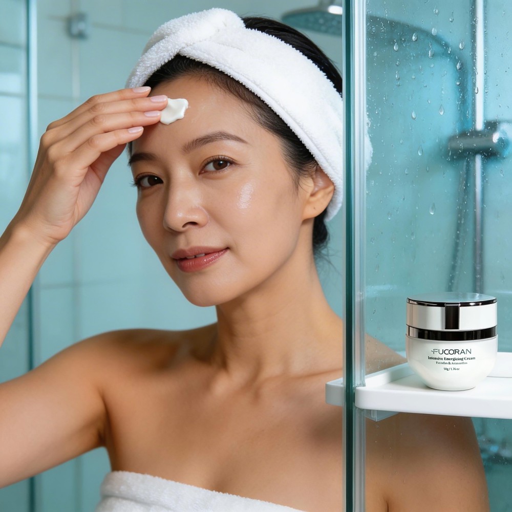 корейская женщина наносит крем Fucoran